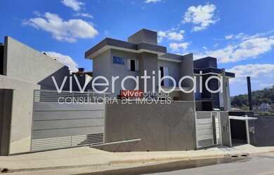 Imagem: A casa possui 3 Dormitórios, 2 Banheiros, 2 Vagas na garagem