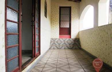 Imagem: A casa possui 3 Dormitórios, 1 Banheiro, 1 Vaga na garagem