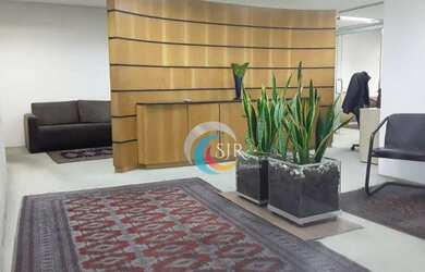 Imagem: O depósito possui 3 Vagas na garagem, 240m² de Área e está