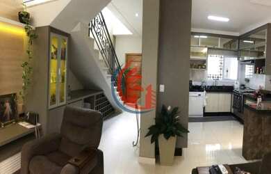 Imagem: A casa em condomínio possui 3 Dormitórios, 3 Banheiros, 4