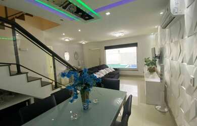 Imagem: A casa em condomínio possui 5 Dormitórios, 3 Banheiros, 2