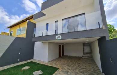 Imagem: A casa possui 3 Dormitórios, 2 Banheiros, 4 Vagas na garagem