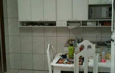 Imagem: A casa possui 2 Dormitórios, 1 Banheiro, 2 Vagas na garagem