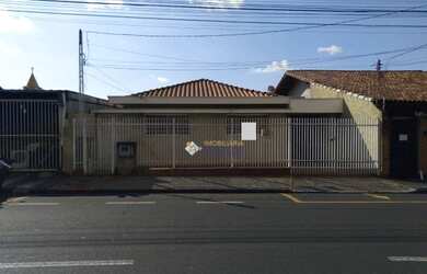 Imagem: A casa possui 3 Dormitórios, 2 Banheiros, 4 Vagas na garagem