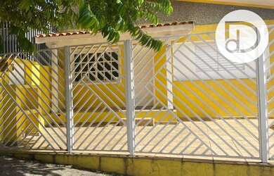 Imagem: A casa possui 2 Dormitórios, 2 Banheiros, 2 Vagas na garagem