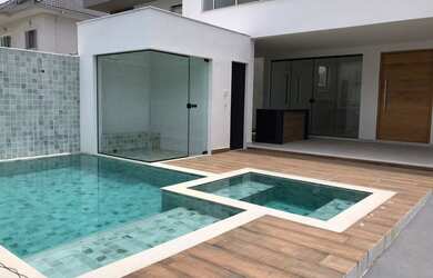 Imagem: A casa em condomínio possui 4 Dormitórios, 5 Banheiros, 4