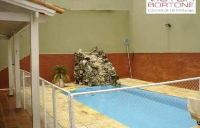 Imagem: A casa e possui 4 Dormitórios, Suítes, 3 Banheiros, 5 Vagas