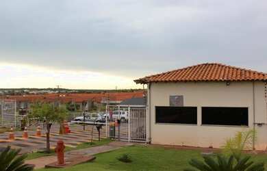 Imagem: A casa em condomínio possui 3 Dormitórios, 2 Banheiros, 1