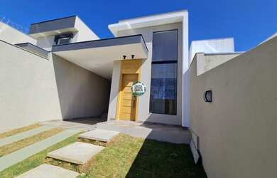 Imagem: A casa possui 3 Dormitórios, 2 Banheiros, 2 Vagas na garagem