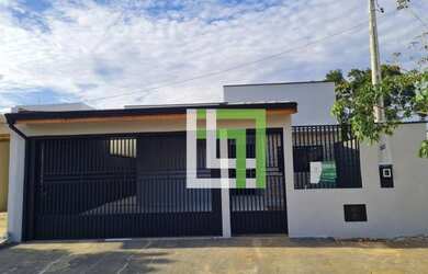 Imagem: A casa possui 3 Dormitórios, 3 Banheiros, 2 Vagas na garagem