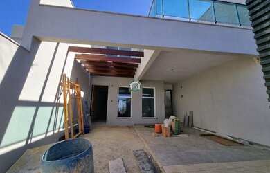 Imagem: A casa possui 3 Dormitórios, 3 Banheiros, 1 Vaga na garagem