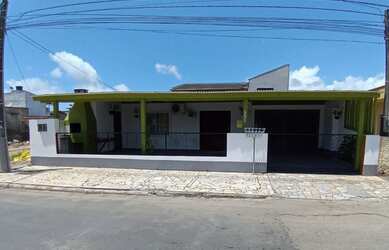 Imagem: A casa possui 2 Dormitórios, 2 Banheiros, 4 Vagas na garagem