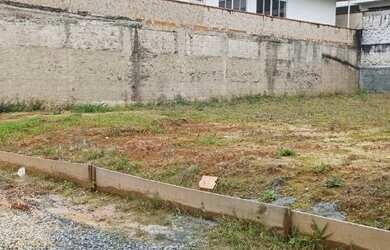 Imagem: O terreno possui 300m² de Área e está localizado em Iririú