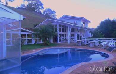 Imagem: A casa em condomínio possui 4 Dormitórios, 4 Banheiros, 2