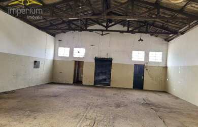 Imagem: O depósito possui 3 Vagas na garagem, 270m² de Área e está