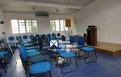 Imagem: O depósito possui 2 Vagas na garagem e 421m² de Área e está