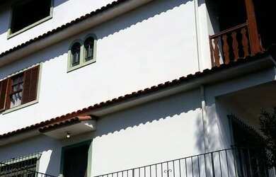 Imagem: A casa possui 5 Dormitórios, 3 Banheiros, 2 Vagas na garagem