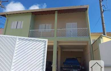 Imagem: A casa possui 3 Dormitórios, 2 Banheiros, 5 Vagas na garagem