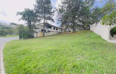 Imagem: O terreno possui 927m² de Área e está localizado em Alphaville