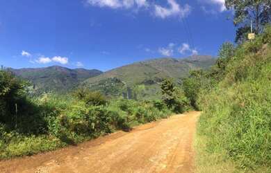 Imagem: O terreno possui 1.700m² de Área e está localizado em Cascatinha