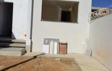 Imagem: A casa possui 2 Dormitórios, 1 Banheiro, 2 Vagas na garagem