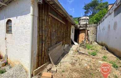 Imagem: A casa possui 1 Dormitório, 1 Banheiro, 1 Vaga na garagem