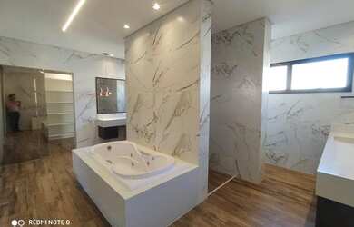 Imagem: A casa possui 4 Dormitórios, 4 Banheiros, 4 Vagas na garagem