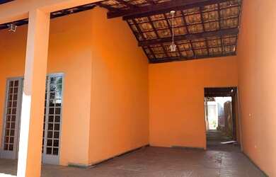 Imagem: A casa possui 5 Dormitórios, 2 Banheiros, 2 Vagas na garagem