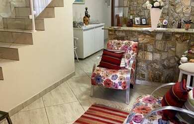 Imagem: A casa possui 3 Dormitórios, 2 Banheiros, 2 Vagas na garagem