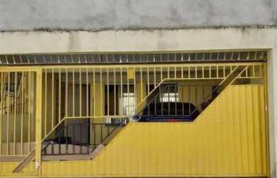 Imagem: A casa em condomínio possui 3 Dormitórios, 1 Banheiro, 2 Vagas