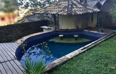 Imagem: A casa possui 4 Dormitórios, 3 Banheiros, 1 Vaga na garagem