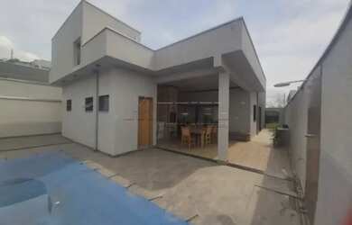 Imagem: A casa em condomínio possui 3 Dormitórios, 3 Banheiros, 2