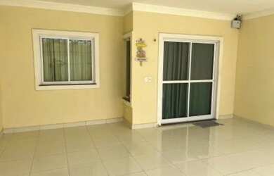 Imagem: A casa possui 3 Dormitórios, 1 Banheiro, 2 Vagas na garagem