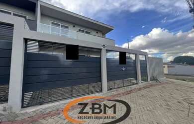 Imagem: A casa possui 3 Dormitórios, 3 Banheiros, 2 Vagas na garagem