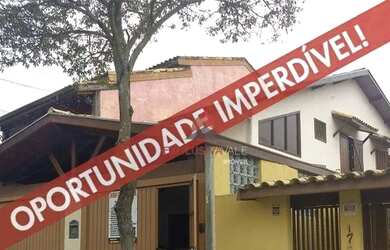 Imagem: A casa possui 3 Dormitórios, 3 Banheiros e 223m² de Área