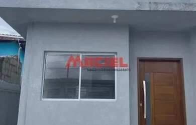 Imagem: A casa possui 2 Dormitórios, 2 Banheiros, 1 Vaga na garagem