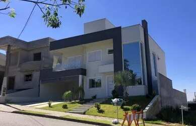 Imagem: A casa em condomínio possui 4 Dormitórios, 5 Banheiros, 4