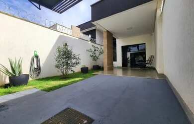 Imagem: A casa possui 3 Dormitórios, 3 Banheiros, 2 Vagas na garagem