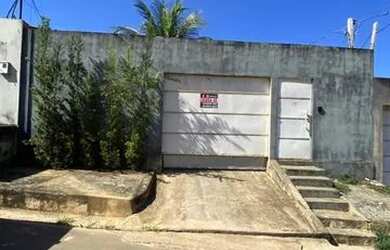 Imagem: A casa possui 3 Dormitórios, 2 Banheiros, 1 Vaga na garagem