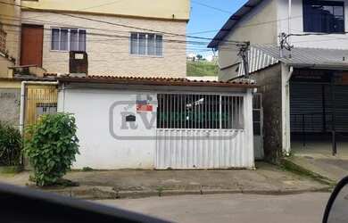 Imagem: A casa possui 3 Dormitórios, 1 Banheiro, 2 Vagas na garagem
