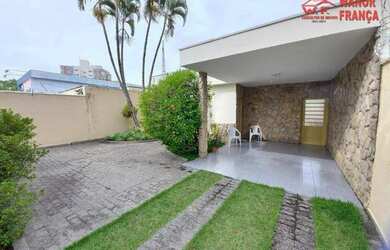 Imagem: A casa possui 3 Dormitórios, 2 Banheiros, 2 Vagas na garagem