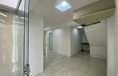 Imagem: O depósito possui 100m² de Área e está localizado em Estoril