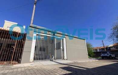 Imagem: A casa possui 4 Dormitórios, 1 Banheiro, 1 Vaga na garagem