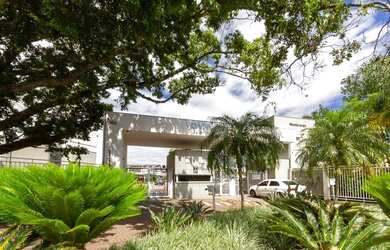 Imagem: A casa possui 3 Dormitórios, 3 Banheiros, 2 Vagas na garagem