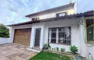 Imagem: A casa possui 3 Dormitórios, 3 Banheiros, 2 Vagas na garagem