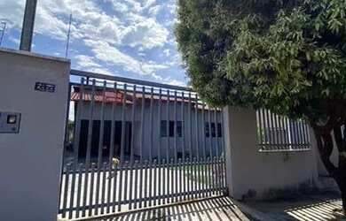 Imagem: A casa possui 3 Dormitórios, 2 Banheiros, 1 Vaga na garagem