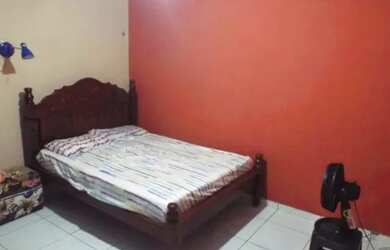 Imagem: A casa possui 3 Dormitórios, 1 Banheiro, 1 Vaga na garagem