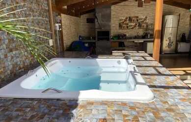 Imagem: A casa possui 3 Dormitórios, 2 Banheiros, 2 Vagas na garagem