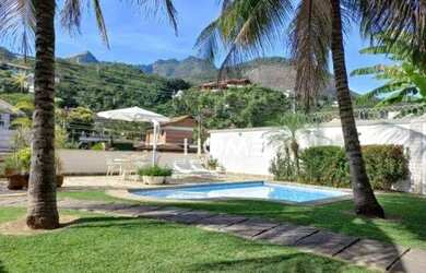 Imagem: A casa possui 4 Dormitórios, 4 Banheiros, 4 Vagas na garagem