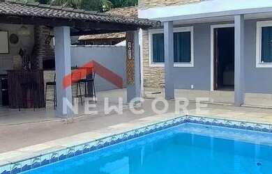 Imagem: A casa possui 3 Dormitórios, 3 Banheiros, 2 Vagas na garagem